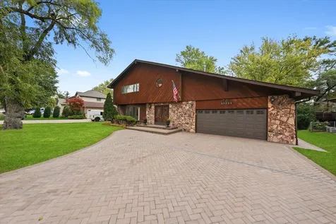 10221 South Eleanor Avenue Palos Hills IL 60465