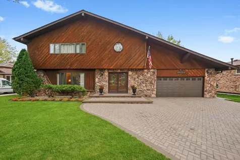 10221 South Eleanor Avenue Palos Hills IL 60465