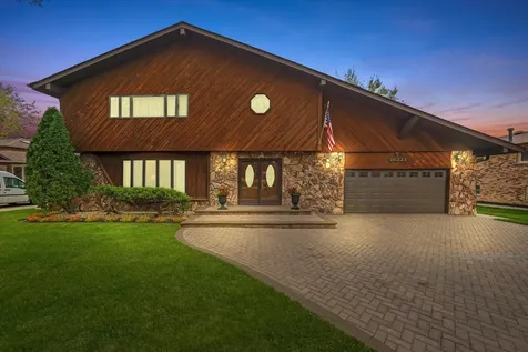 10221 South Eleanor Avenue Palos Hills IL 60465