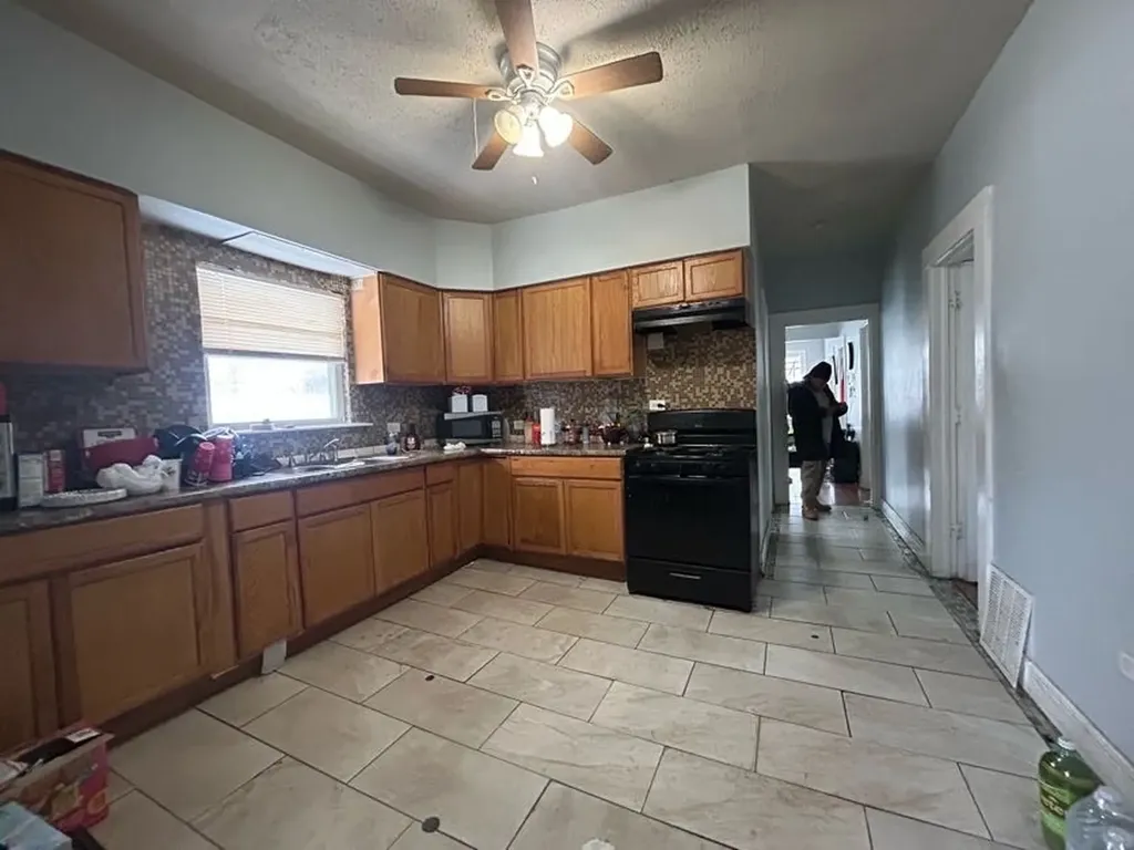 11633 South Parnell Avenue Chicago IL 60628