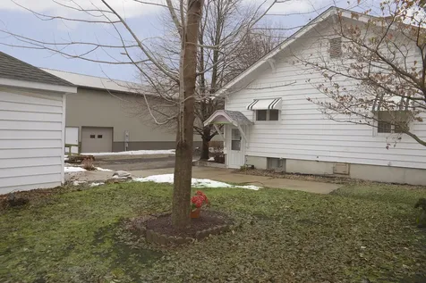 221 East Grove Street Utica IL 61373
