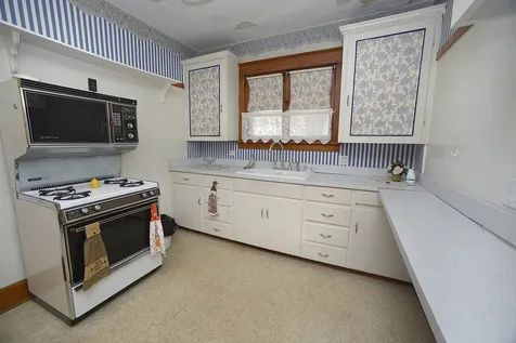 221 East Grove Street Utica IL 61373