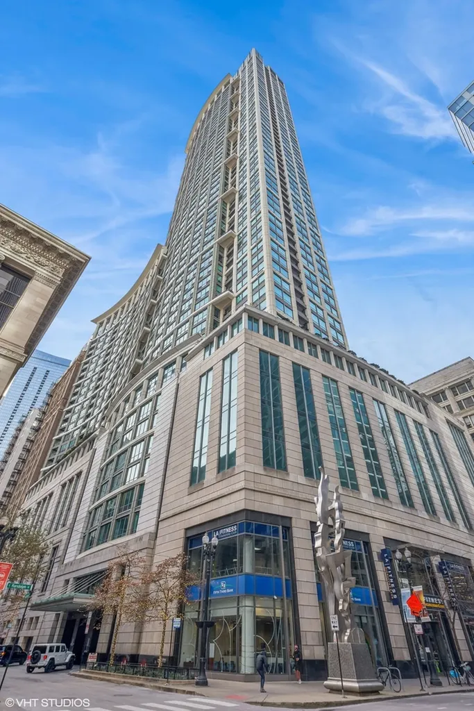 130 North Garland Court Chicago IL 60602
