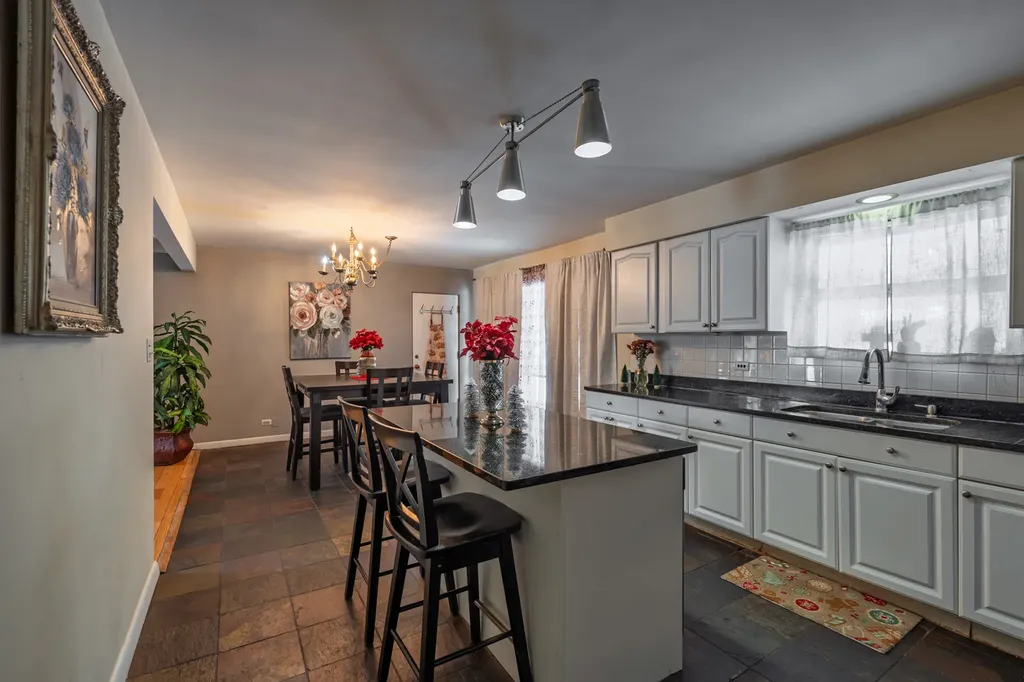 6325 Keokuk Road Indian Head Park IL 60525