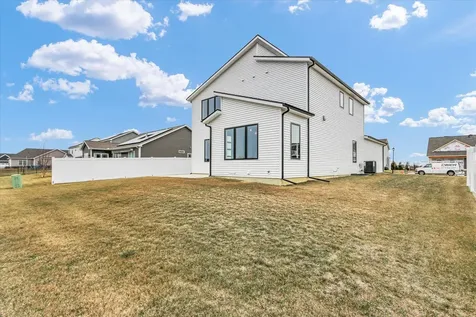 507 Harpers Ferry Savoy IL 61874