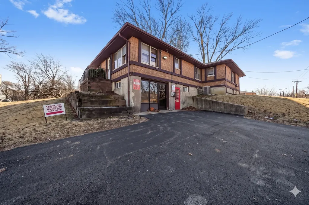 8200 West 95 Street Hickory Hills IL 60457