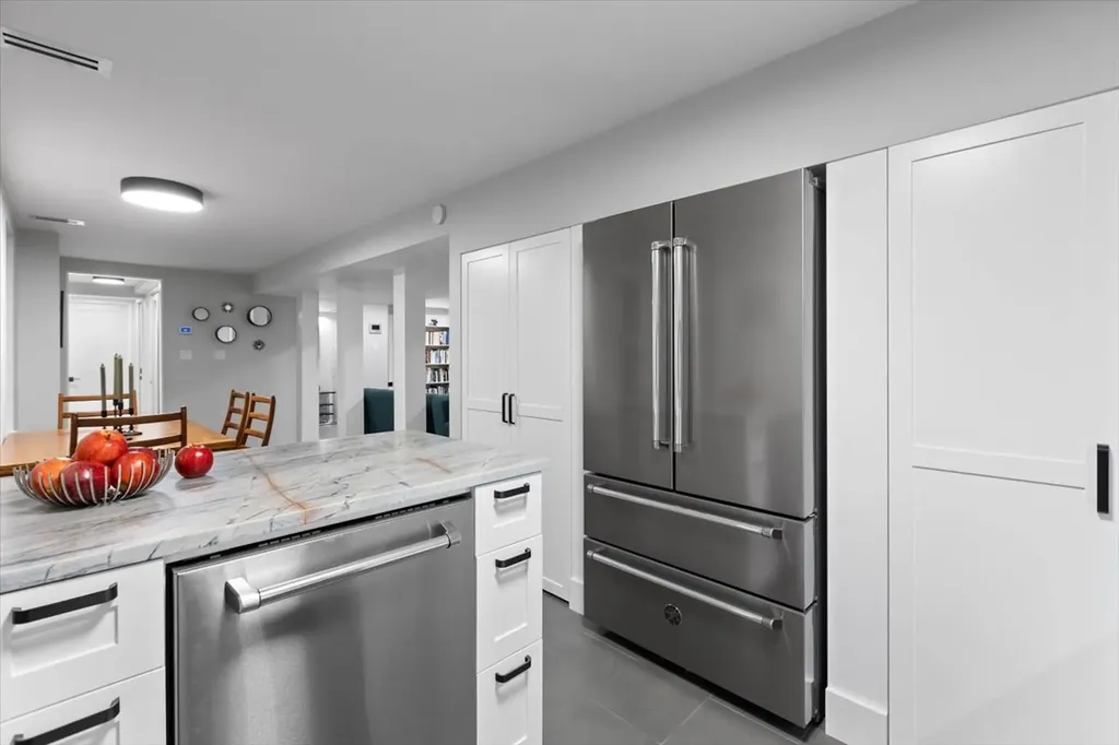 159 West Burton Place Chicago IL 60610