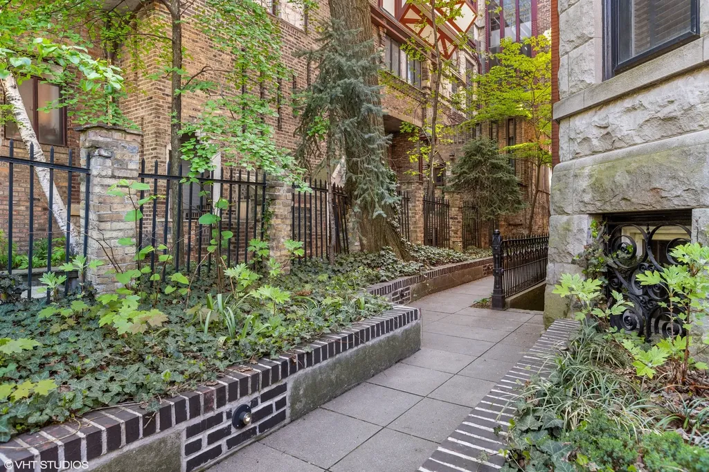 159 West Burton Place Chicago IL 60610
