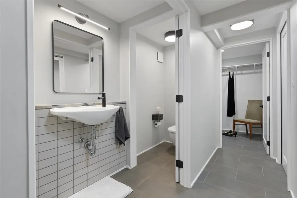 159 West Burton Place Chicago IL 60610