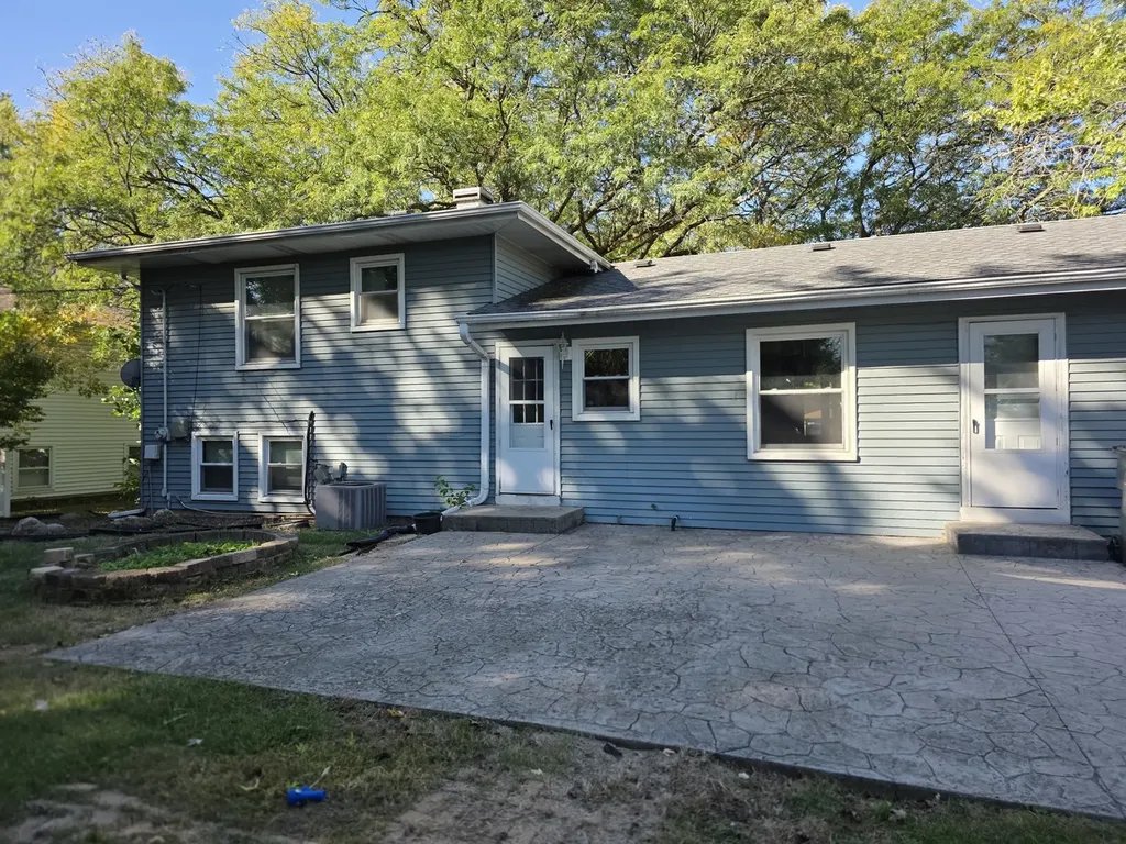 5S353 Stewart Drive Naperville IL 60563