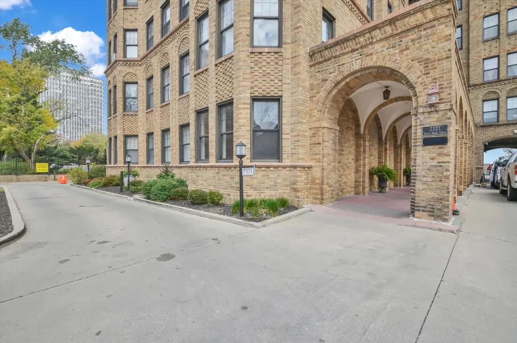 7321 South South Shore Drive Chicago IL 60649