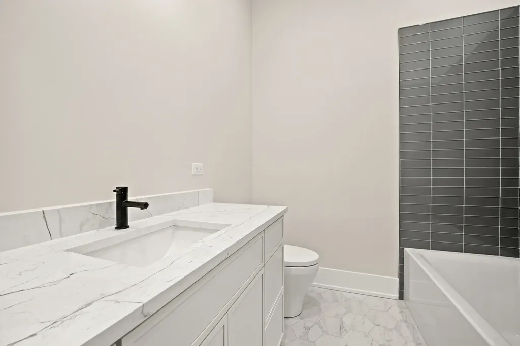 4353 North Richmond Avenue Chicago IL 60618