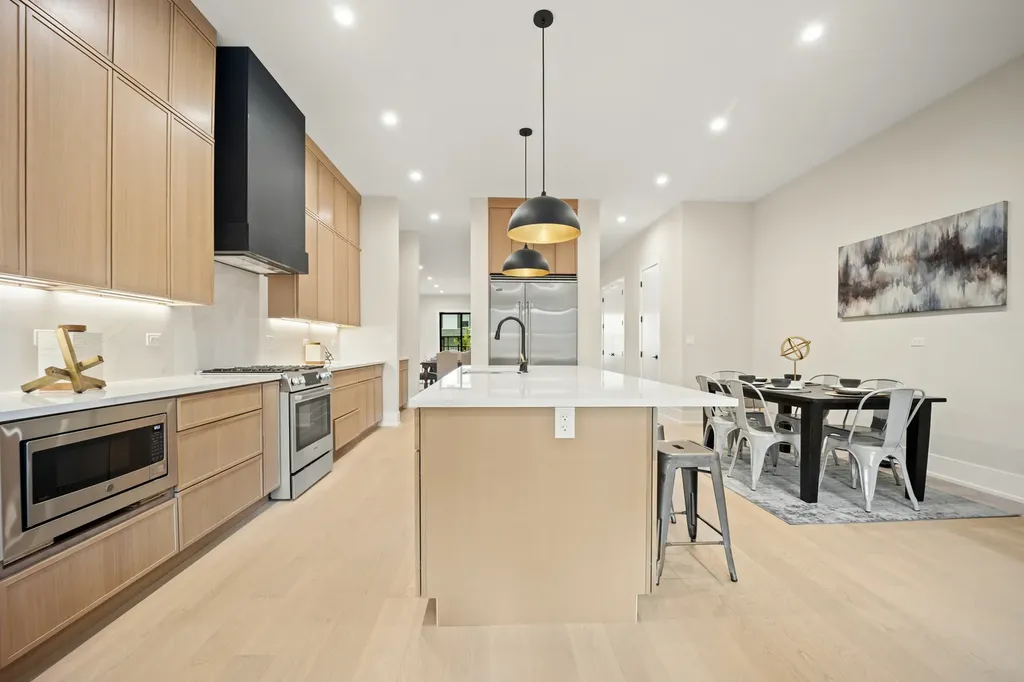 4353 North Richmond Avenue Chicago IL 60618