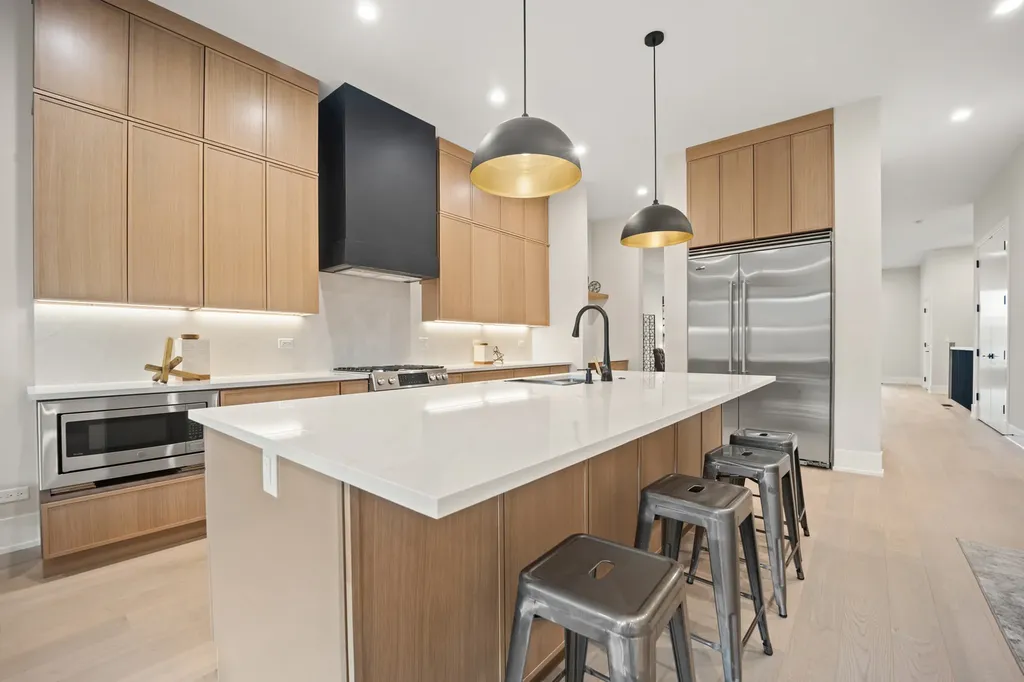 4353 North Richmond Avenue Chicago IL 60618