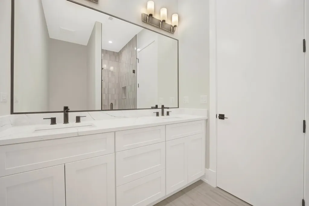 4353 North Richmond Avenue Chicago IL 60618