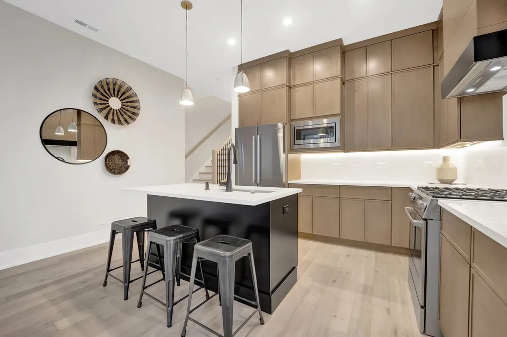 4353 North Richmond Avenue Chicago IL 60618