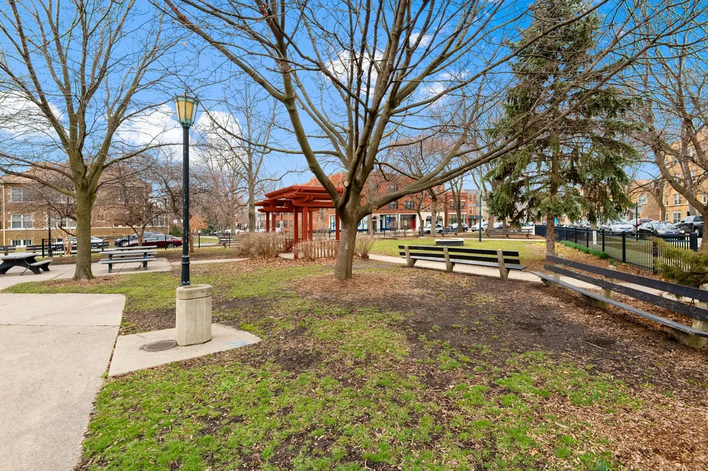 4353 North Richmond Avenue Chicago IL 60618