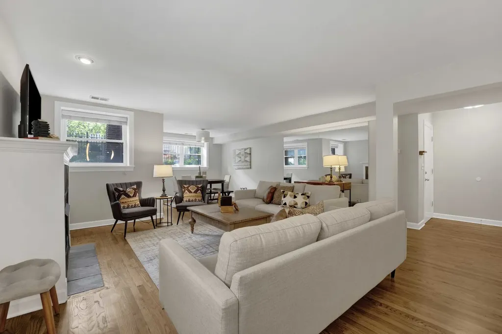 930 West Agatite Avenue Chicago IL 60640