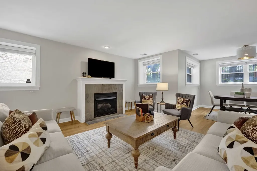 930 West Agatite Avenue Chicago IL 60640