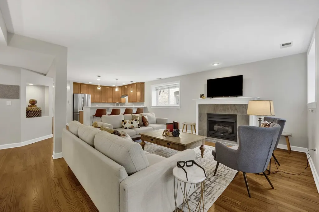 930 West Agatite Avenue Chicago IL 60640