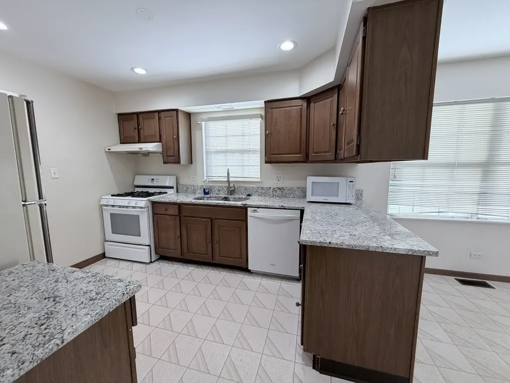 1817 Altoona Court Schaumburg IL 60194