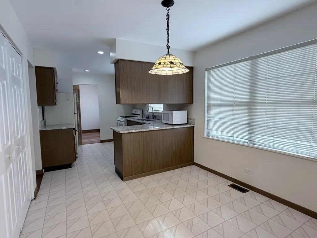 1817 Altoona Court Schaumburg IL 60194