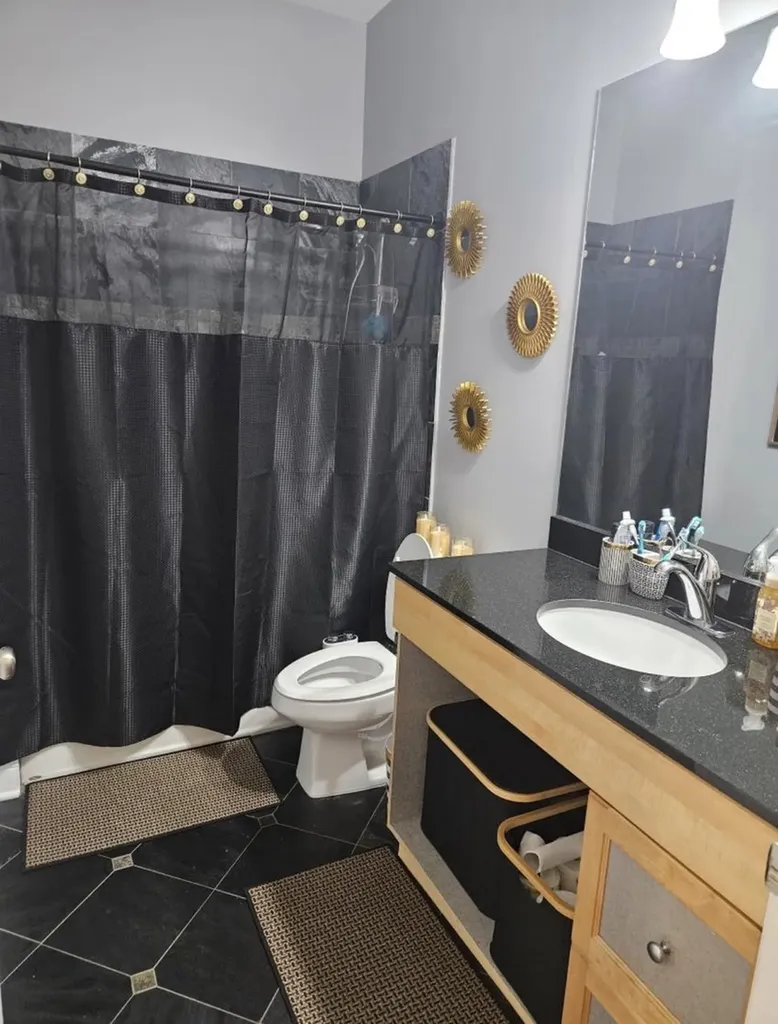 3560 South Giles Avenue Chicago IL 60653