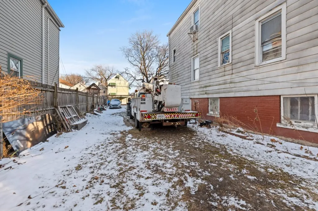 4827 South Throop Street Chicago IL 60609
