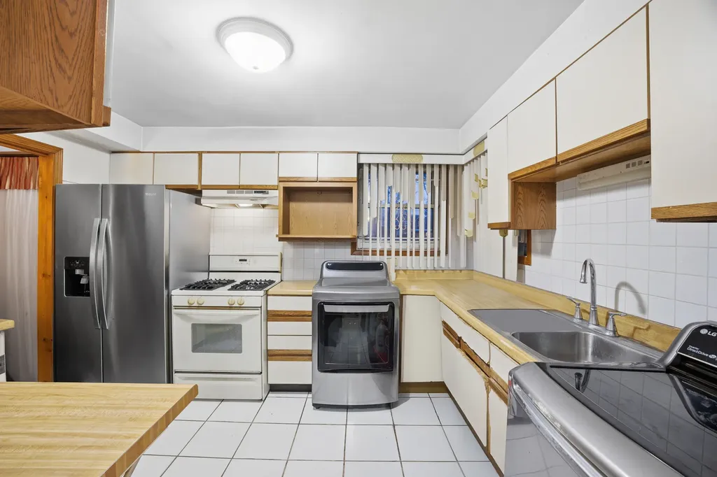 9748 South Van Vlissingen Road Chicago IL 60617