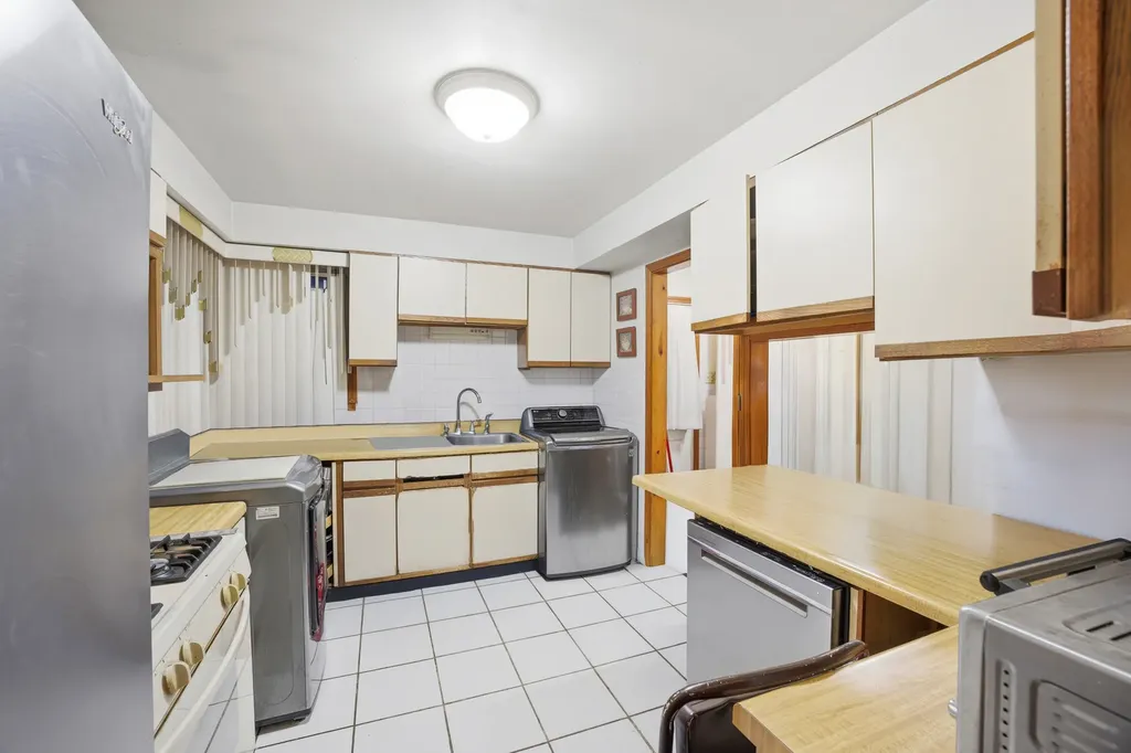 9748 South Van Vlissingen Road Chicago IL 60617