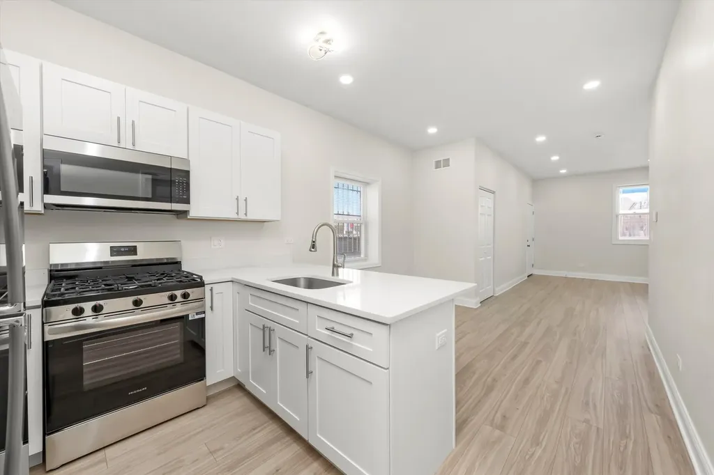 1215 West 59th Street Chicago IL 60636