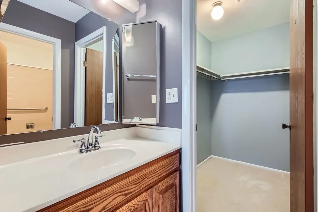 372 Springlake Lane Aurora IL 60504