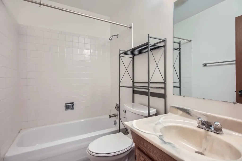 372 Springlake Lane Aurora IL 60504