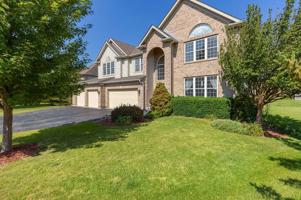 3 Barton Creek Court Lake In The Hills IL 60156