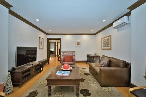 2437 West North Shore Avenue Chicago IL 60645