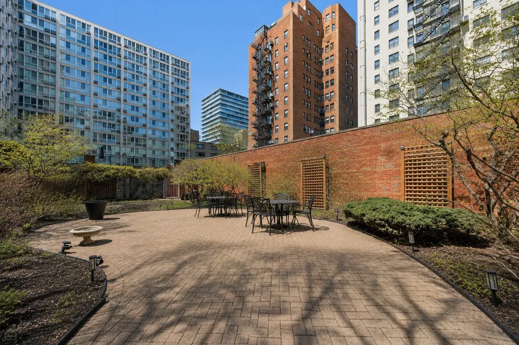 2909 North Sheridan Road Chicago IL 60657