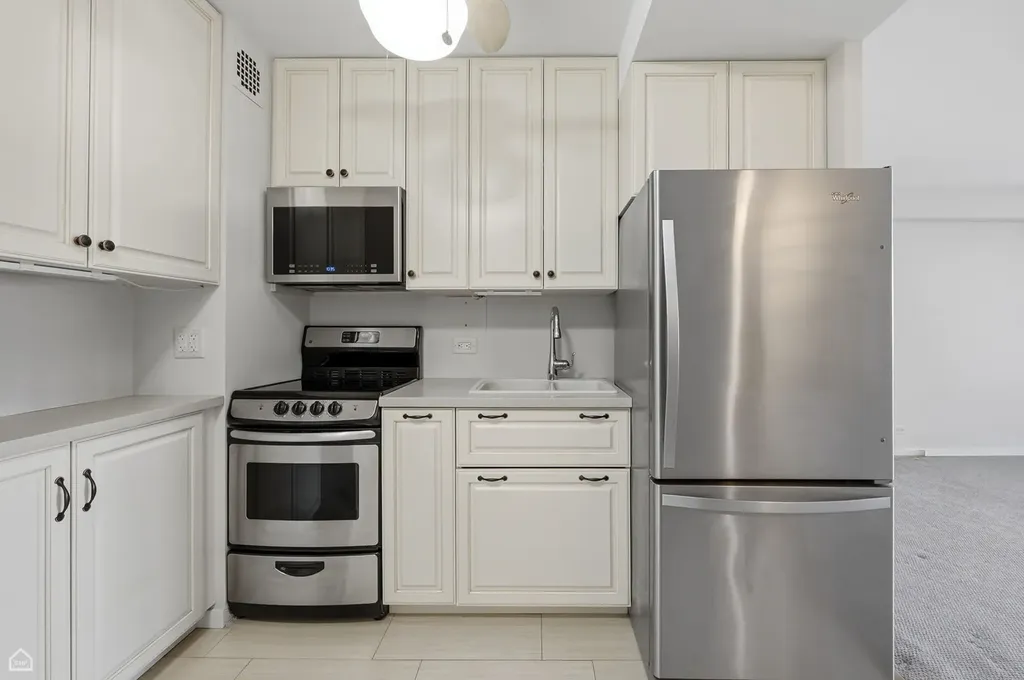2909 North Sheridan Road Chicago IL 60657