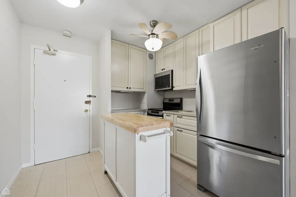 2909 North Sheridan Road Chicago IL 60657