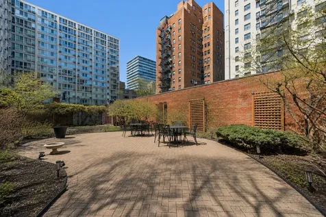 2909 North Sheridan Road Chicago IL 60657