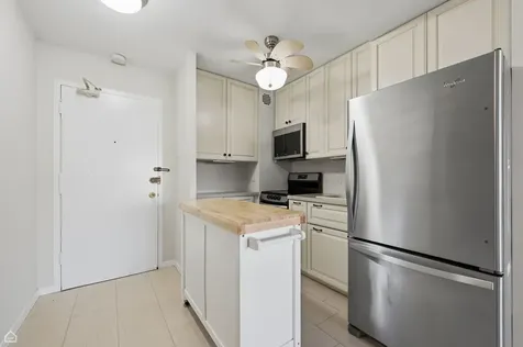 2909 North Sheridan Road Chicago IL 60657