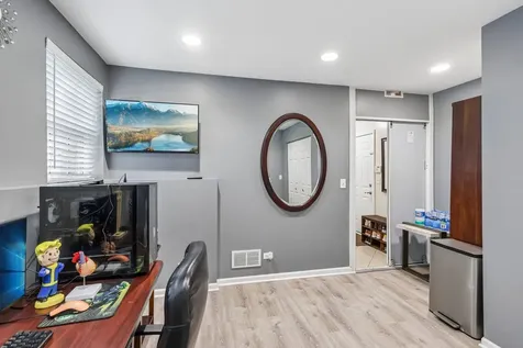10 Thomas Court Grayslake IL 60030