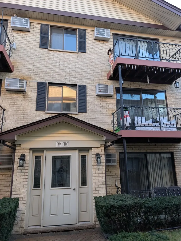 5155 North East River Road Chicago IL 60656