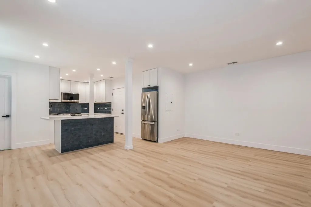 1535 West Estes Avenue Chicago IL 60626