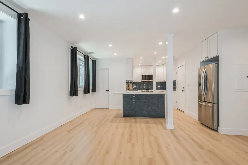1535 West Estes Avenue Chicago IL 60626