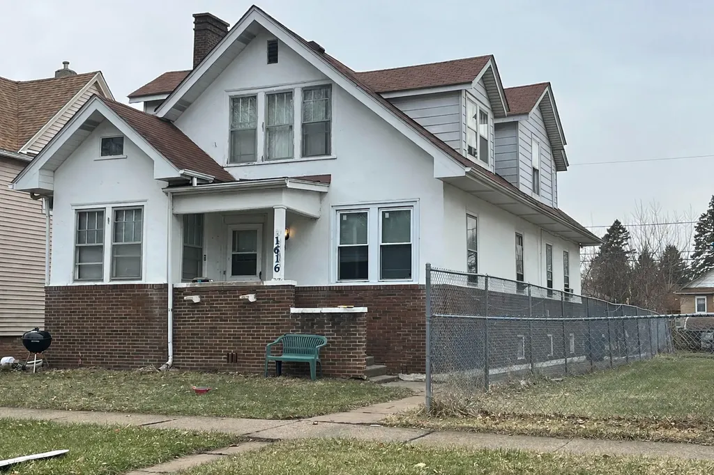 1616 Victoria Avenue North Chicago IL 60064