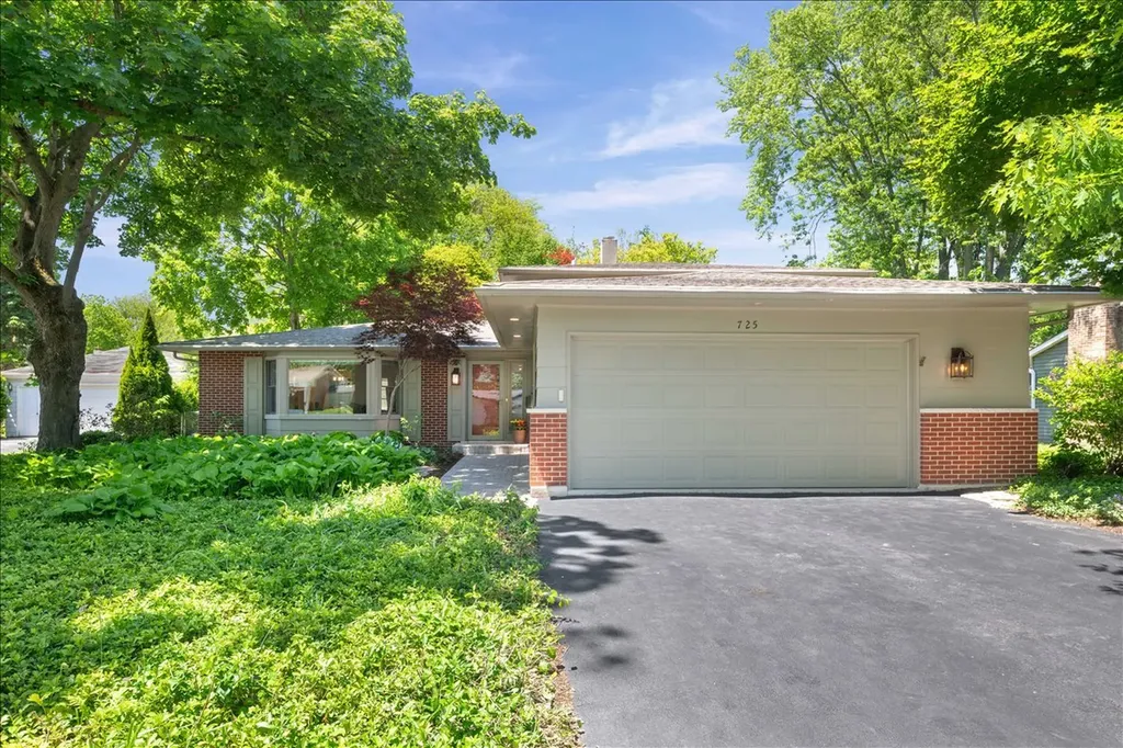 725 Kenwood Avenue Libertyville IL 60048