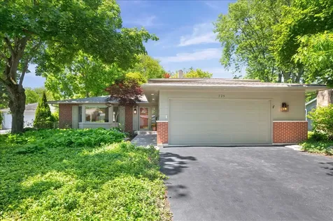 725 Kenwood Avenue Libertyville IL 60048