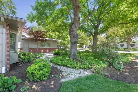 725 Kenwood Avenue Libertyville IL 60048
