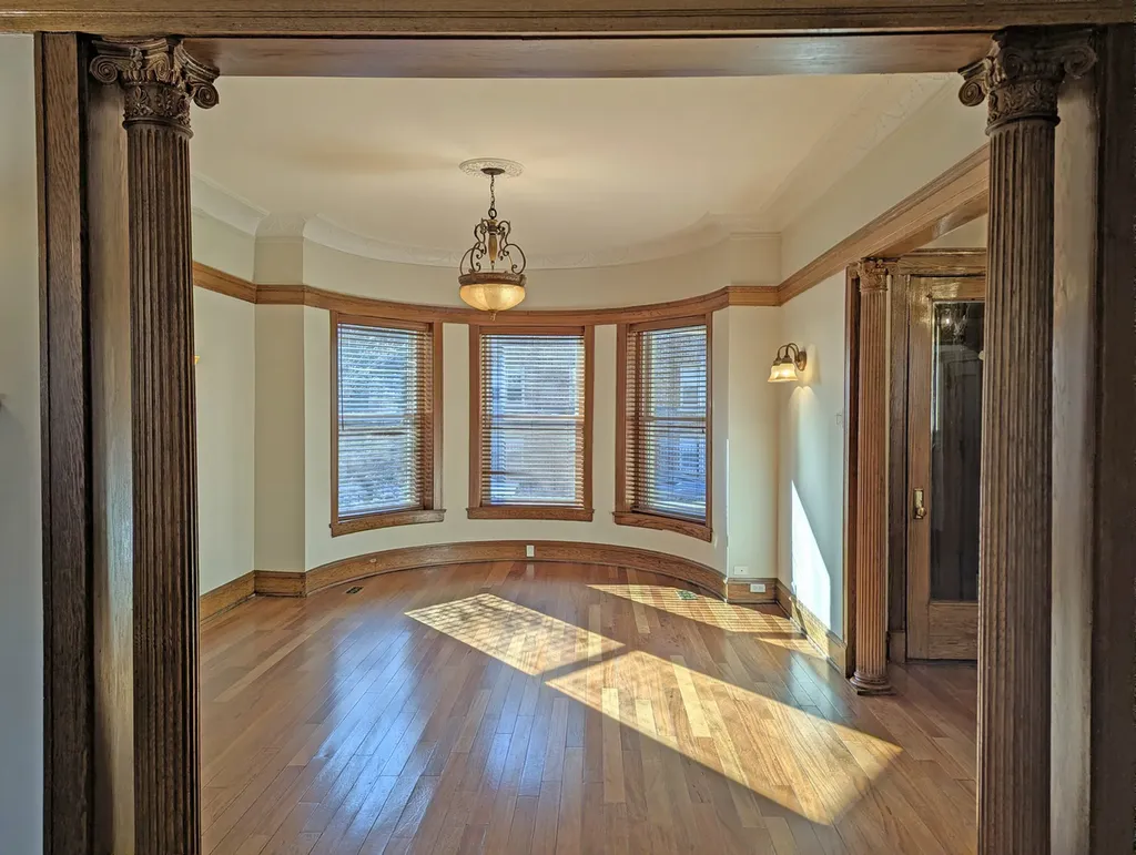 836 East 52nd Street Chicago IL 60615