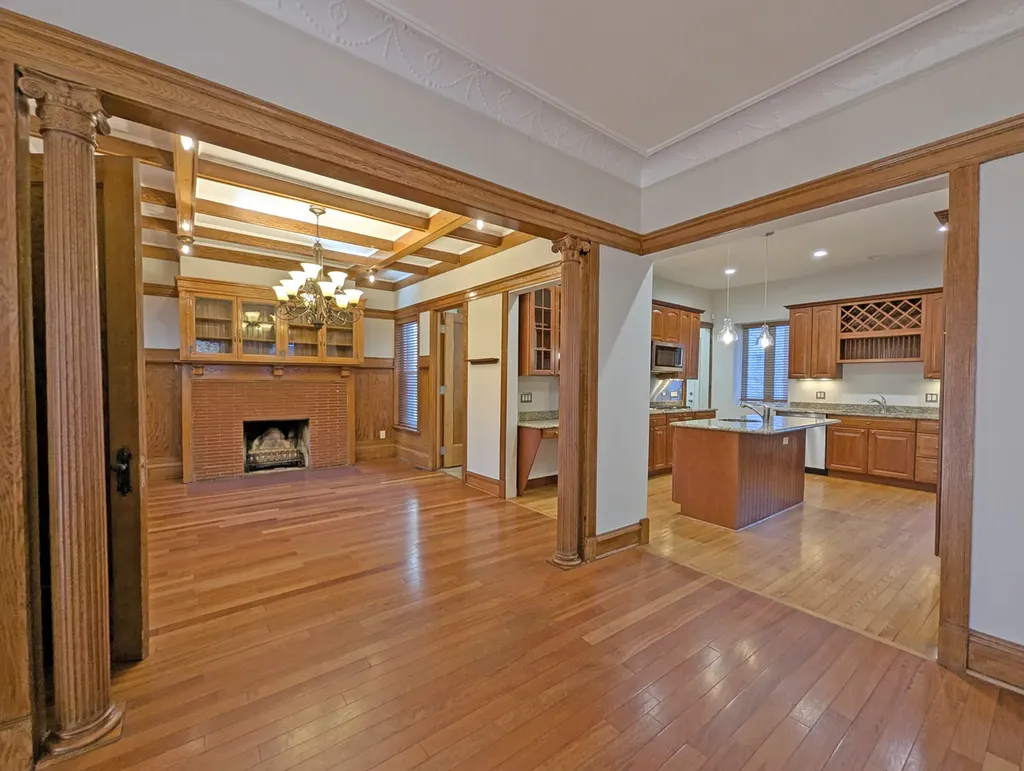 836 East 52nd Street Chicago IL 60615
